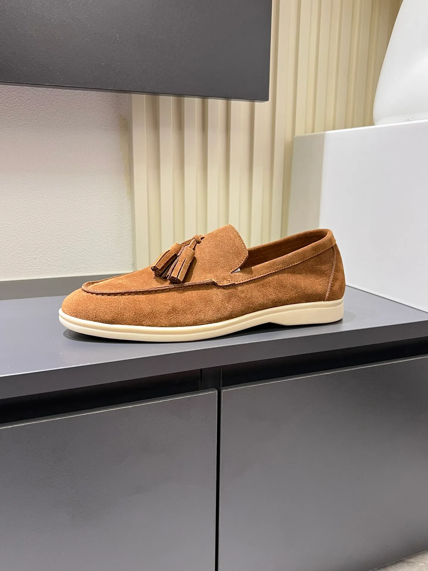 Men's shoes 💰p360 "Loro men's shoes 💰pian'*" Classic L men's shoes for couples 💰p Top version British flat loafers, a must-have item in old money style, the minimalist design is eye-catching and durable, a plus point for dressing The soft foot feel and texture are outstanding. They don’t scratch your feet and are very nice. They are matched with soft and waxy soles. They can be worn daily for a long time without getting tired. They are easy to wear, versatile and classic items, with perfect foot feel and texture! Imported cashmere fabric, the lining is made of imported A-grade water-dyed cow lining, the top version of the genuine leather midsole is sewn with pure handmade mark thread! Size: Female 35-40 (34. Customized) Male 38-44 (45.46. Customized)